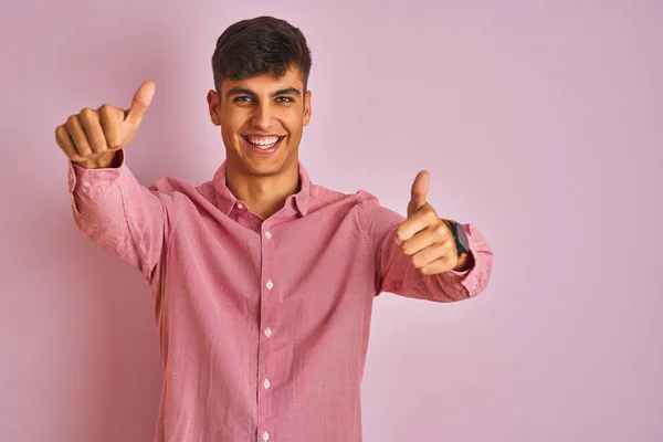 Hombre Indio Joven Con Camisa Elegante Pie Sobre Fondo Rosa —  Fotos de Stock