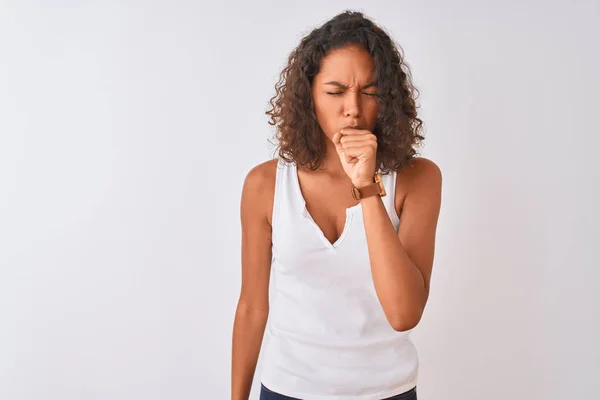 Giovane Donna Brasiliana Indossa Casual Shirt Piedi Sopra Isolato Sfondo — Foto Stock