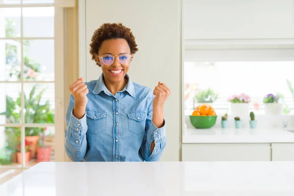 Ung Vacker Afrikansk Amerikansk Kvinna Bär Glasögon Firar Förvånad Och — Stockfoto