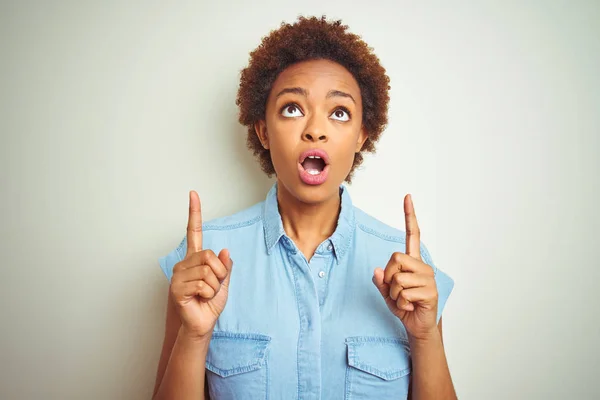 Jovem Mulher Americana Africana Bonita Com Cabelo Afro Sobre Fundo — Fotografia de Stock