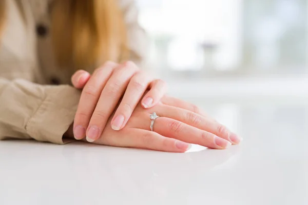 Primer plano de mujer dedo mostrando anillo de compromiso con las manos en e — Foto de Stock