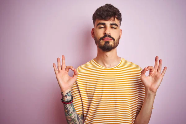 Joven Hombre Con Tatuaje Vistiendo Camiseta Rayas Amarillas Pie Sobre — Foto de Stock