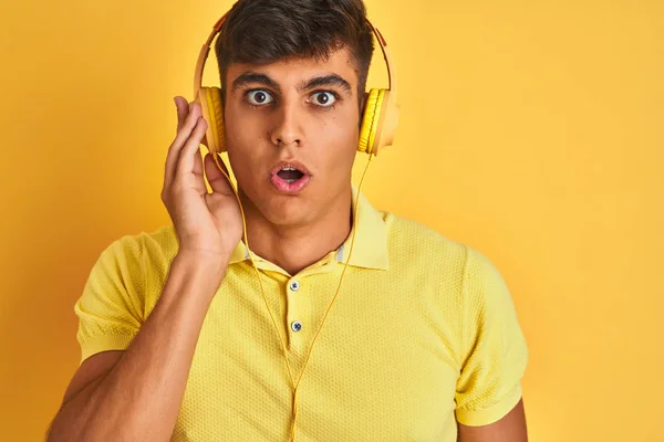 Jonge Indiase Man Luisteren Naar Muziek Met Behulp Van Een — Stockfoto