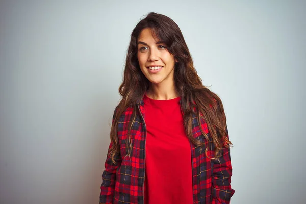 Mujer Hermosa Joven Con Camiseta Roja Chaqueta Pie Sobre Fondo —  Fotos de Stock