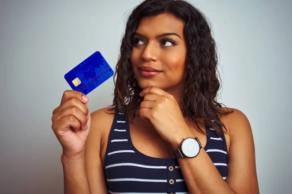 Transexuais Transgênero Cliente Mulher Segurando Cartão Crédito Sobre Isolado Fundo — Fotografia de Stock