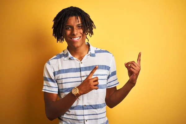 Homem Afro Americano Com Dreadlocks Vestindo Camisa Listrada Sobre Fundo — Fotografia de Stock