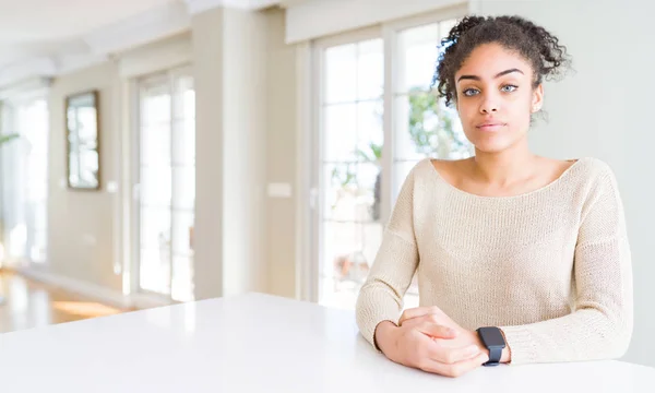 Hermosa Mujer Afroamericana Joven Con Pelo Afro Sentado Mesa Casa —  Fotos de Stock