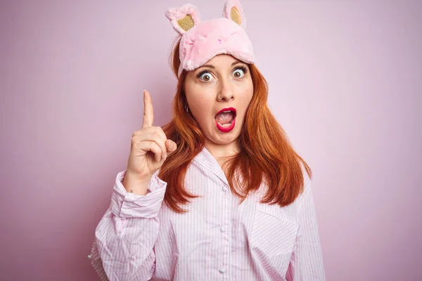 Junge Schöne Rothaarige Frau Die Pyjama Über Rosa Isoliertem Hintergrund — Stockfoto