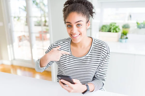 Jovem Afro Americana Usando Smartphone Mensagens Texto Com Rosto Surpresa — Fotografia de Stock