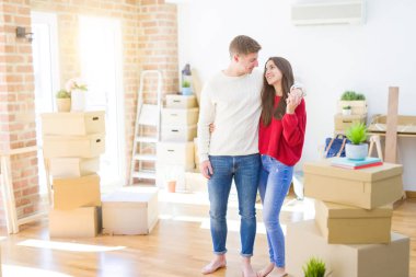 Güzel genç çift aşık gülümsüyor