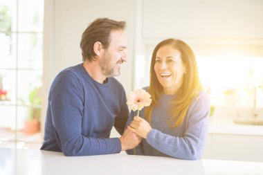 Çiçek evde aşık holding romantik orta yaş kaç