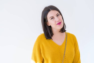 Güzel esmer genç kadın gülümseyen emin ve neşeli ov