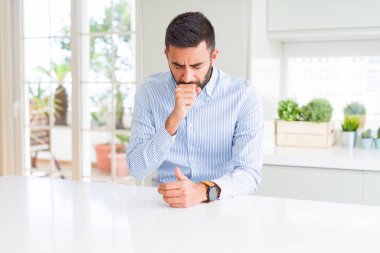 Yakışıklı İspanyol iş adamı duygusuz hissi ve soğuk veya bronşit için belirti olarak öksürük. Sağlık konsepti.