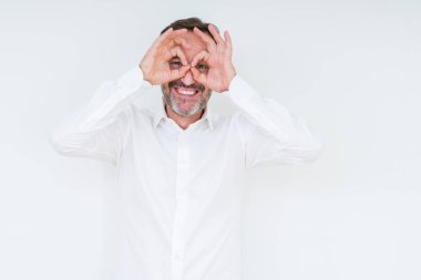 Dilini, parmaklarının arasından baktığını yapışmasını dürbün gibi ok jest yapıyor izole arka plan üzerinde zarif komuta sizde. Deli ifade.