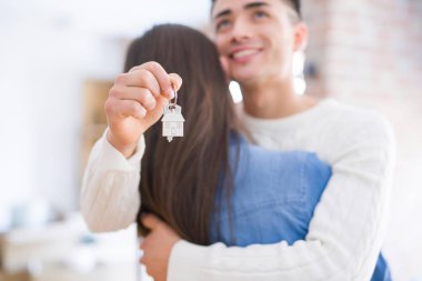 Genç Asya çift tutan Keys bu yeni ev, gülümseyen mutlu ve 