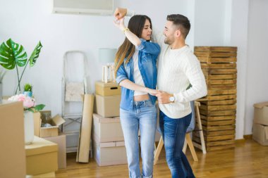 Güzel genç çift yeni bir eve hareket, aşk yeni daire kutluyor dans