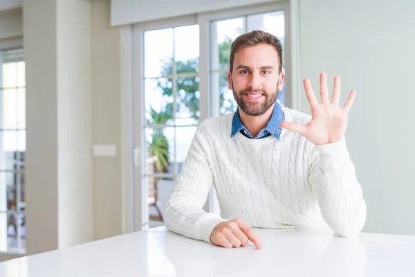 英俊的男人穿着休闲毛衣显示和指向手指五 同时微笑自信和快乐 — 图库照片