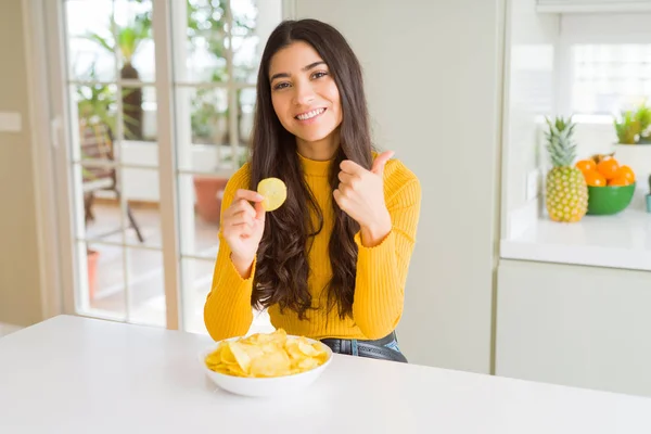 ファストフードポテトチップスを食べる若い女性は Okサインをやって大きな笑顔で幸せ 指で親指 優れた兆候 — ストック写真