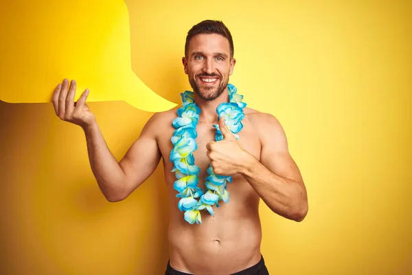 Hombre Guapo Sin Camisa Con Lei Hawaiano Sosteniendo Burbuja Del — Foto de Stock