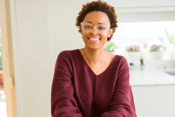 Jovem mulher africana bonita com cabelo afro usando óculos — Fotografia de Stock