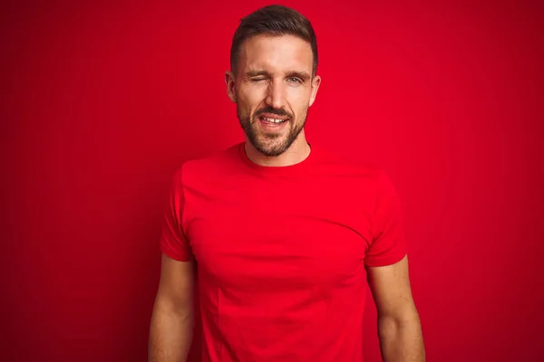 Joven Hombre Guapo Con Camiseta Casual Sobre Fondo Aislado Rojo —  Fotos de Stock