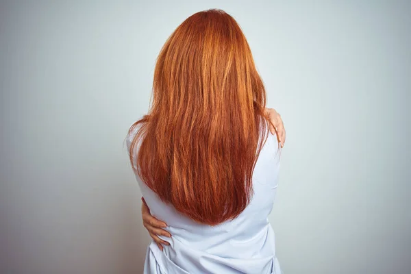 Giovane Rossa Medico Donna Utilizzando Stetoscopio Sfondo Bianco Isolato Abbracciarsi — Foto Stock