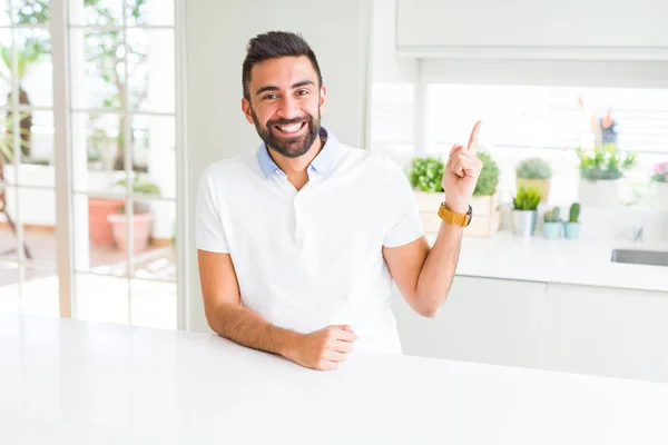 Charmant Shirt Blanc Décontracté Homme Hispanique Maison Avec Grand Sourire — Photo