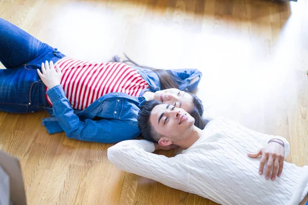 Fiatal ázsiai házaspár feküdt a padlón az új ház arround cardb — Stock Fotó