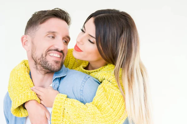 Belo jovem casal apaixonado, beijando e abraçando um ao outro . — Fotografia de Stock