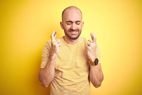 Giovane Uomo Calvo Con Barba Indossa Casual Shirt Righe Sfondo — Foto Stock