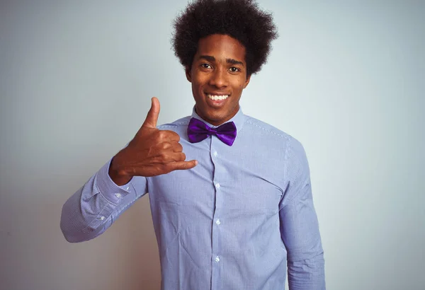 Uomo Affari Afro Indossa Camicia Righe Papillon Viola Sfondo Bianco — Foto Stock