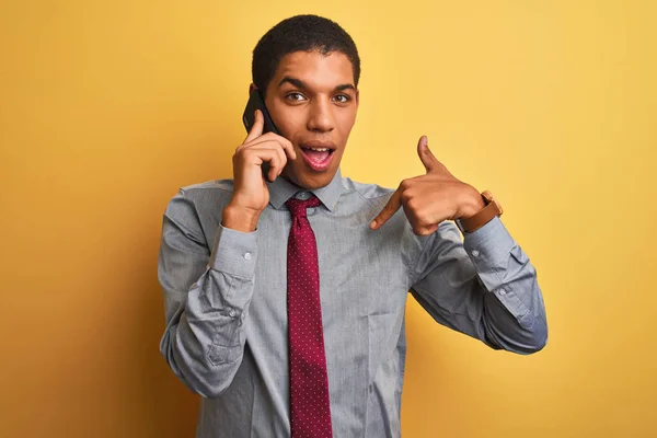 Jovem Bonito Árabe Empresário Falando Smartphone Sobre Isolado Fundo Amarelo — Fotografia de Stock