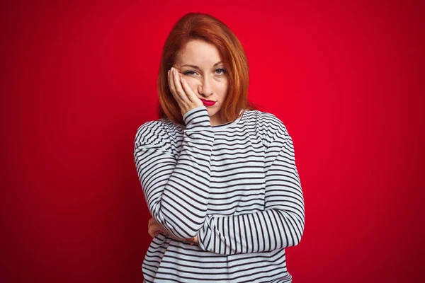 Genç Kızıl Saçlı Kadın Giyen Strapes Lacivert Gömlek Ayakta Kırmızı — Stok fotoğraf