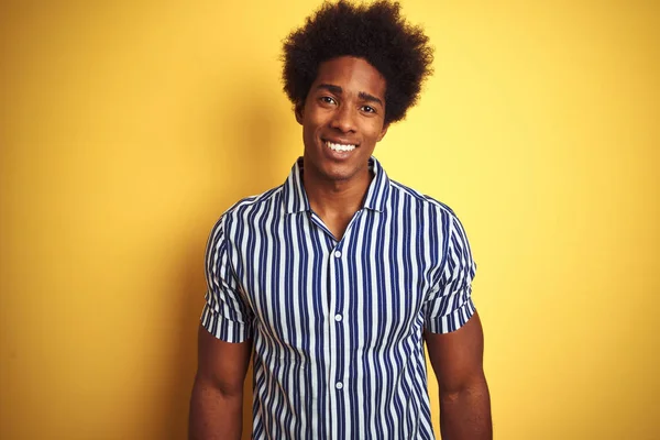 Americký Muž Vlasy Proužkované Košili Stojící Izolovaném Žlutém Pozadí Spokojeným — Stock fotografie