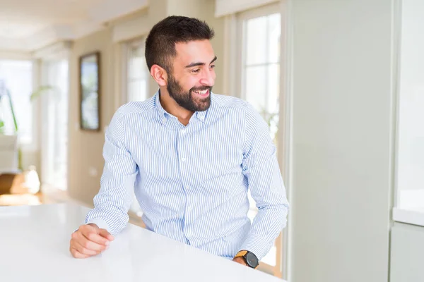 Hombre Negocios Hispano Guapo Mirando Hacia Otro Lado Con Sonrisa —  Fotos de Stock