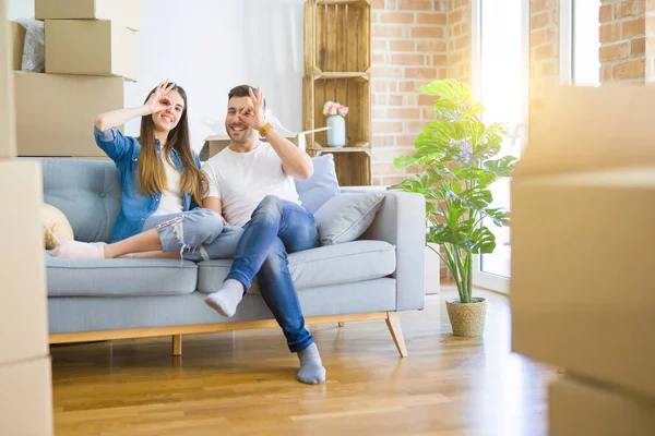 Joven Hermosa Pareja Relajante Sentado Sofá Alrededor Cajas Mudarse Nueva — Foto de Stock