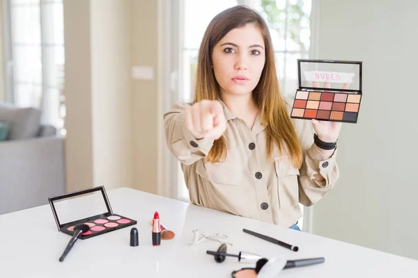 Wanita Muda Cantik Menggunakan Make Kosmetik Menerapkan Warna Dari Palet — Stok Foto