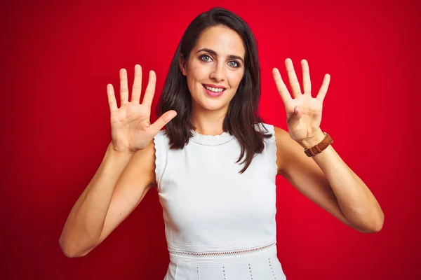 Ung Vacker Kvinna Klädd Vit Klänning Stående Över Röd Isolerad — Stockfoto