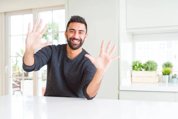 Bell Uomo Ispanico Che Indossa Maglione Casual Casa Mostrando Indicando — Foto Stock