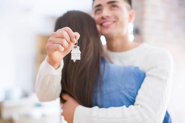 Joven pareja asiática sosteniendo llaves de nueva casa, sonriendo feliz y — Foto de Stock