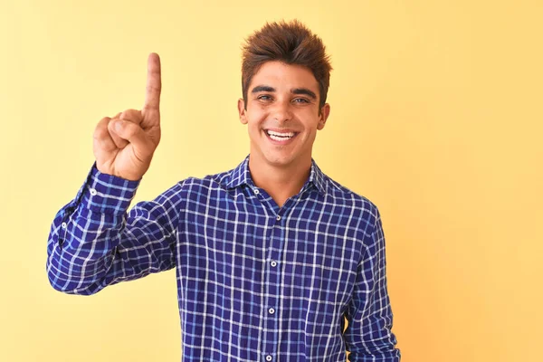 Jovem Homem Bonito Vestindo Camisa Casual Sobre Fundo Amarelo Isolado — Fotografia de Stock