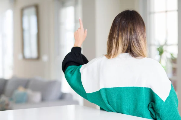 Jovem Mulher Bonita Vestindo Camisola Inverno Casa Posando Para Trás — Fotografia de Stock