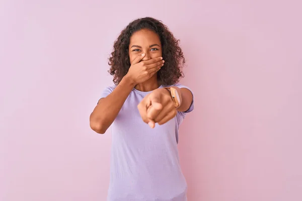 Jonge Braziliaanse Vrouw Draagt Shirt Staande Geïsoleerde Roze Achtergrond Lachen — Stockfoto