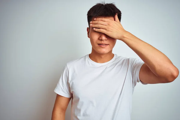 Joven Asiático Chino Hombre Vistiendo Camiseta Pie Sobre Fondo Blanco —  Fotos de Stock