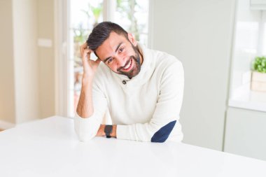 Yakışıklı adam, diş, olumlu ve mutlu ifade gösteren yüz büyük bir gülümseme ile neşeli gülümseyen