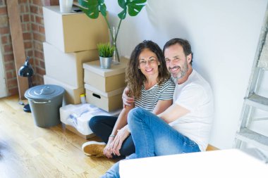 Orta yaş Senior romantik çift içinde aşk oturma üzerinde the Apartme