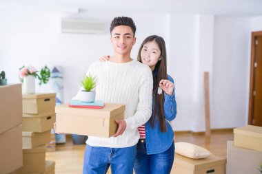 Genç Asya çift tutan Keys bu yeni ev, gülümseyen mutlu ve 