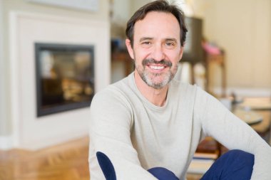 Yakışıklı orta yaş adam geldi gülümseyen katta oturuyor