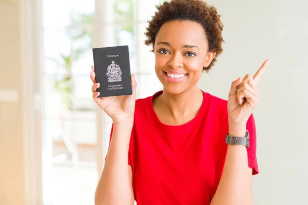 Jovem Afro Americana Segurando Passaporte Canadense Muito Feliz Apontando Com — Fotografia de Stock