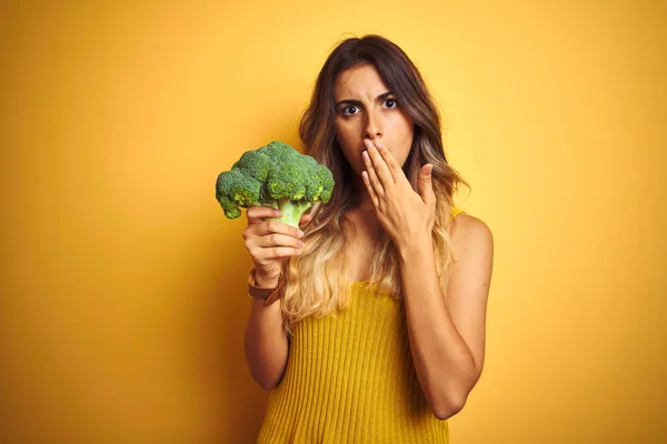 Ung Vacker Kvinna Äter Broccoli Över Gula Isolerade Bakgrund Täcka — Stockfoto